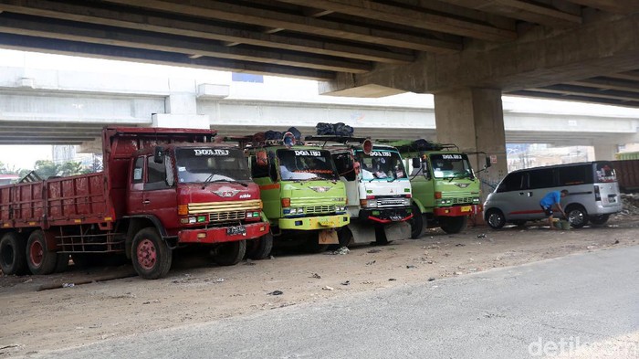 Kolong Tol Becakayu Jadikan Parkiran Truk Kendaraan truk terparkir di kolong tol Becakayu kawasan Jakasampurna, Kota Bekasi, Jawa Barat, Kamis (10/9/2020). Kolong tol Becakayu dijadikan sebagai lahan parkir liar. Padahal pengelola tol telah melarang warga untuk tidak menjadikan lahan itu sebagai tempat parkir.
