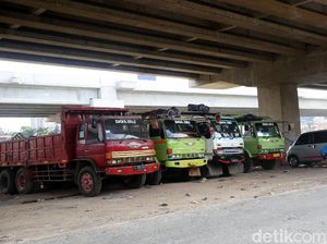 Kolong Tol Becakayu Jadikan Parkiran Truk