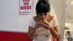 Pernikahan Lily Allen, Elvis, Burger dan Dior