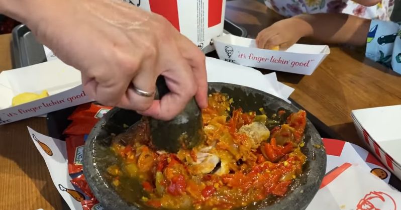 Bule Barcelona Bawa Cobek ke KFC