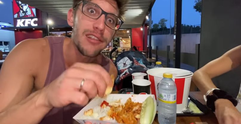 Bule Barcelona Bawa Cobek ke KFC
