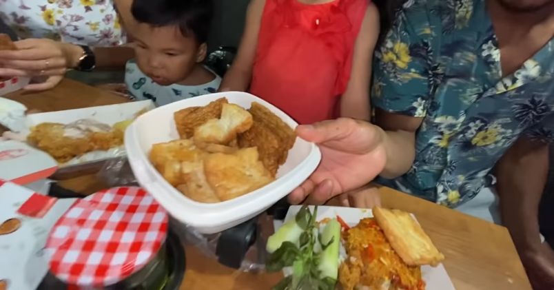 Bule Barcelona Bawa Cobek ke KFC