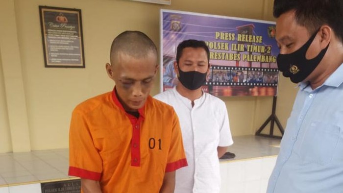 Pelaku saat diamankan di Mapolsek Ilir Timur II Palembang.