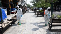 Bangku yang biasa buat nongkrong tak luput dari penyemprotan disinfektan.