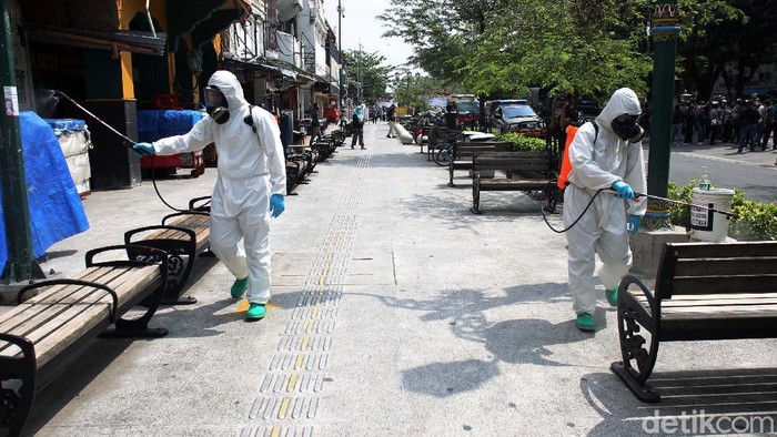 Petugas Kepolisian dari Gegana Polda DIY menyemprotkan cairan disinfektan di jalur pedestrian sepanjang Jalan Malioboro, Yogyakarta, Kamis (10/9/2020).