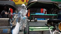 Penyemprotan disinfektan dalam rangka pencegahan penyebaran COVID-19 di kawasan wisata Malioboro.