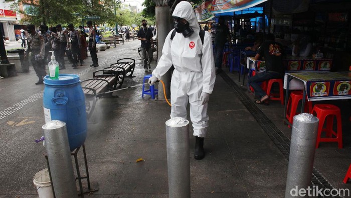 Malioboro Disemprot Disinfektan Petugas Kepolisian dari Gegana Polda DIY menyemprotkan cairan disinfektan di jalur pedestrian sepanjang Jalan Malioboro, Yogyakarta, Kamis (10/9/2020).