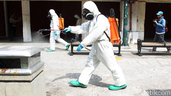 Malioboro Disemprot Disinfektan Petugas Kepolisian dari Gegana Polda DIY menyemprotkan cairan disinfektan di jalur pedestrian sepanjang Jalan Malioboro, Yogyakarta, Kamis (10/9/2020).