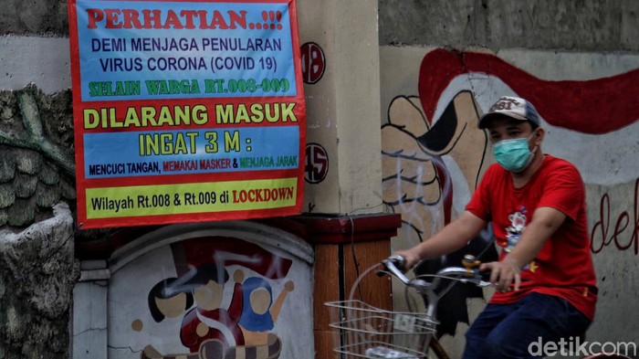 Melihat Keseharian Warga di Kawasan Zona Merah COVID-19 Ibu Kota Angka kasus positif COVID-19 dilaporkan terus bertambah di Ibu Kota. Sejumlah kawasan pun ditetapkan sebagai area zona merah akibat kasus Corona yang meningkat.