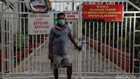 Diketahui, PSBB transisi mulai diterapkan di Jakarta per 5 Juni lalu. Sebelum itu, Pemprov DKI menjalankan PSBB secara ketat sebanyak 3 jilid, yakni PSBB jilid I (10-23 April 2020), PSBB jilid II (24 April-22 Mei 2020), dan PSBB jilid III (23 Mei-4 Juni 2020). Di masa PSBB transisi tersebut juru bicara Satgas COVID-19, Wiku Adisasmito mengatakan lebih dari sebulan, semua wilayah di Jakarta masuk ke zona merah. Artinya, risiko penularan virus Corona tergolong tinggi hingga akhirnya Pemprov DKI memutuskan menarik rem darurat. Satgas meminta kondisi ini jadi pembelajaran bersama. Masyarakat diminta lebih tertib dalam menerapkan protokol kesehatan untuk memutus mata rantai penularan COVID-19.