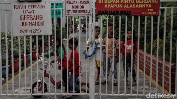 Melihat Keseharian Warga di Kawasan Zona Merah Ibu Kota