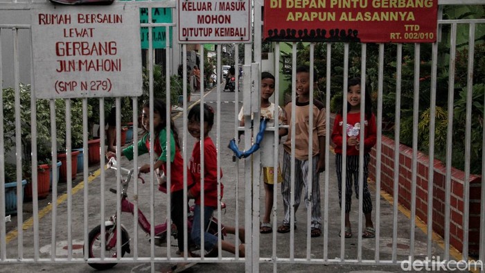 Melihat Keseharian Warga di Kawasan Zona Merah COVID-19 Ibu Kota Angka kasus positif COVID-19 dilaporkan terus bertambah di Ibu Kota. Sejumlah kawasan pun ditetapkan sebagai area zona merah akibat kasus Corona yang meningkat.