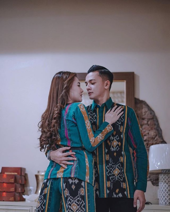 Hubungan keduanya bermula pada Juni 2020 saat Nella Kharisma menggandeng Dory Harsa, yang pernah jadi penabuh gendang mendiang Didi Kempot. Mereka berkolaborasi lewat lagu Banyu Moto. Foto: Instagram/@nellakharisma