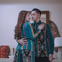 Hubungan keduanya bermula pada Juni 2020 saat Nella Kharisma menggandeng Dory Harsa, yang pernah jadi penabuh gendang mendiang Didi Kempot. Mereka berkolaborasi lewat lagu Banyu Moto. Foto: Instagram/@nellakharisma