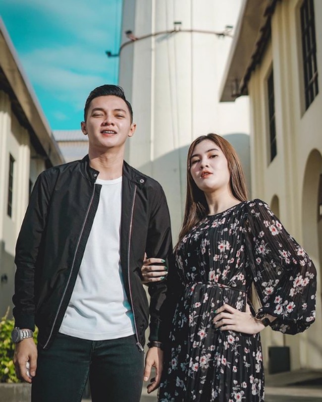 Pada Agustus 2020, Hubungan Nella Kharisma dengan Dory Harsa makin lengket saja. Keduanya kerap mengumbar momen kemesraan bersama di media sosial. Hingga akhirnya kabar pernikahan mencuat dan mereka mengakui kalau sudah menikah. Foto: Instagram/@nellakharisma