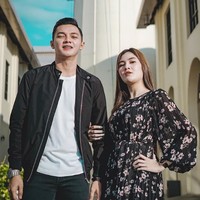 Pada Agustus 2020, Hubungan Nella Kharisma dengan Dory Harsa makin lengket saja. Keduanya kerap mengumbar momen kemesraan bersama di media sosial. Hingga akhirnya kabar pernikahan mencuat dan mereka mengakui kalau sudah menikah. Foto: Instagram/@nellakharisma