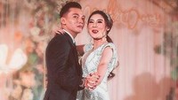  Pernikahan mereka pun diunggah secara eksklusif di sebuah e-commerce baru-baru ini. Dok. Instagram