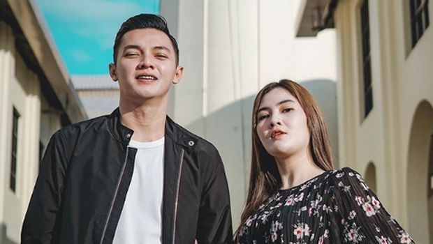 Kemesraan Nella Kharisma dan Dory Harsa.