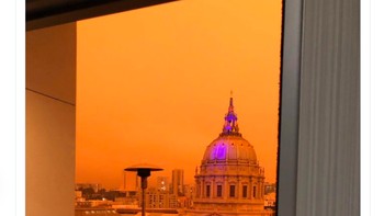 Netizen yang tinggal di California ini takjub karena langit di areanya begitu oranye. Foto: istimewa
