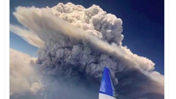 Asap dari kebakaran juga terlihat sangat besar dilihat dari pesawat. Foto: istimewa