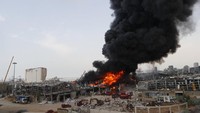 Asap hitam membubung di langit Kota Beirut saat petugas damkar tengah berjuang memadamkan api.