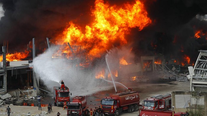 Pelabuhan Beirut Dilalap Api Usai 2 Bulan Ledakan Lebanon Kebakaran terjadi di kawasan Pelabuhan Beirut, Lebanon. Kebakaran itu membuat warga kembali teringat ledakan dahsyat yang terjadi di kawasan itu dua bulan lalu.