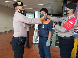 Polisi Bagikan 3.000 Masker ke Pegawai-Penumpang di Bandara Soetta