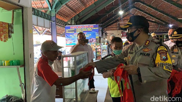 Polisi Bojonegoro menggelar Gerakan Memakai Masker Bersama Kepolisian (Gebrak). Mereka menggandeng masyarakat kampanye bermasker dan cuci tangan.