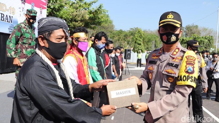 Polisi di Tuban mengajak calon bupati dan wakil bupati membagian masker, serta deklarasi patuh protokol kesehatan dalam menjalani tahapan Pilkada 2020. Ini untuk mencegah munculnya klaster Pilkada.