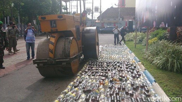 Ribuan botol miras dimusnahkan di Tulungagung