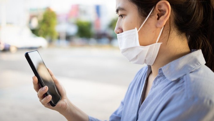 Pengguna smartphone bermasker