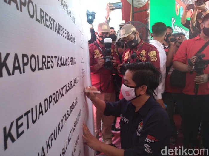 Calon Wali Kota-Wakil Wali Kota Surabaya menandatangani kesepakatan bersama dengan Forkopimda serta KPU Surabaya. Yakni untuk menerapkan protokol kesehatan mencegah COVID-19 dalam Pilkada 2020.