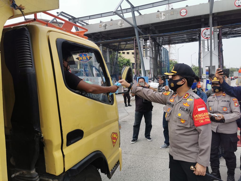 Polisi bagikan 10 ribu masker ke warga di Pelabuhan Tanjung Priok