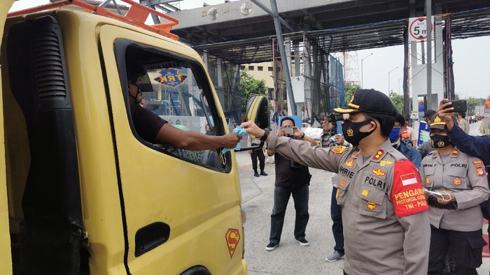 Polisi bagikan 10 ribu masker ke warga di Pelabuhan Tanjung Priok