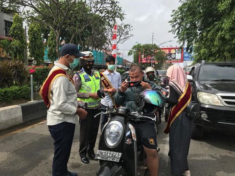 Polisi di Aceh kampanye sadar masker ke pengguna jalan. Polisi menggandeng duta wisata agar kampenye lebih efektif (dok. Ditlantas Polda Aceh)