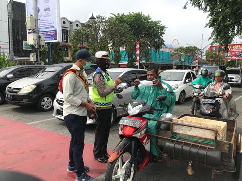 Polisi di Aceh kampanye sadar masker ke pengguna jalan. Polisi menggandeng duta wisata agar kampenye lebih efektif (dok. Ditlantas Polda Aceh)