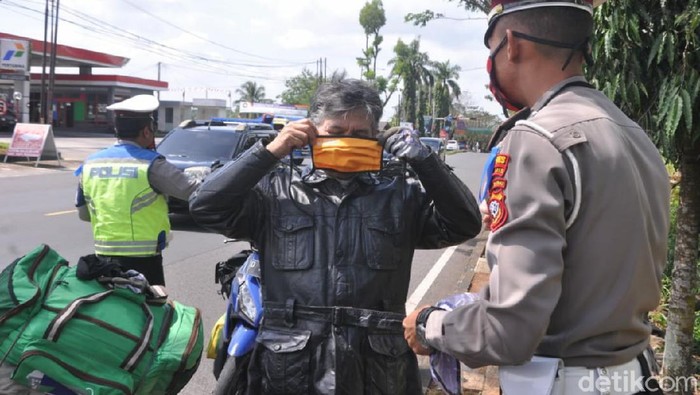 Polisi di Ciamis mengingatkan masyarakat mengenakan masker saat berkendara