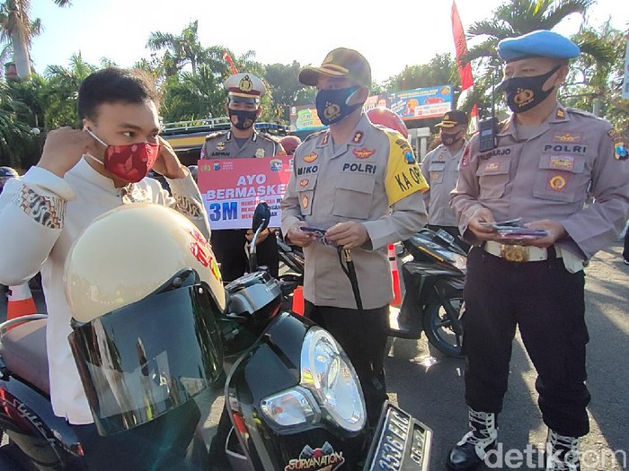 Polisi Kota Kediri Kembali Bagikan Masker