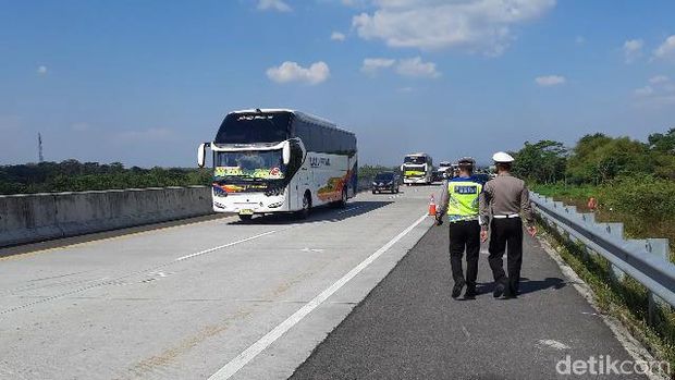 Polisi olah TKP lanjutan di lokasi kecelakaan maut di Tol Boyolali, Kamis (10/9/2020).