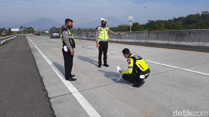 Polisi olah TKP lanjutan di lokasi kecelakaan maut di Tol Boyolali, Kamis (10/9/2020).