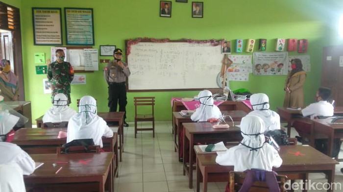 Polisi pantau pelaksanaa KBM tatap muka.