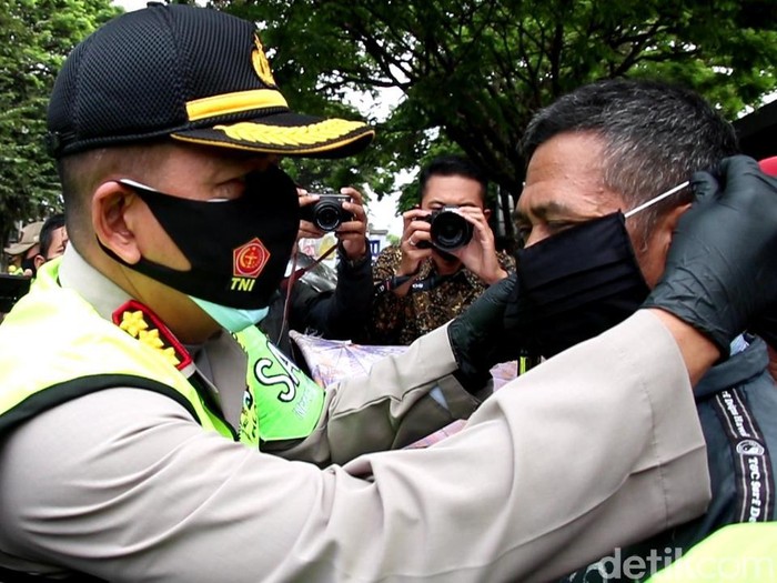 polresta malang bagi-bagi masker