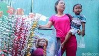 Ditemui di kampung ondel-ondel yang berada di kawasan Ibu Kota tersebut sejumlah pengamen tampak sedang menyiapkan sejumlah peralatannya sebelum kemudian berkeliling untuk mencari rezeki.