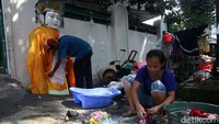 Biasanya para pengamen ondel-ondel ini mulai bekerja pada siang hari dan pulang pada tengah malam.