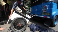 Sebelum berkeliling ke sejumlah kawasan, para pengamen ondel-ondel tersebut akan terlebih dahulu menyiapkan sejumlah peralatannya yang akan digunakan untuk mencari nafkah.