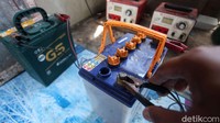 Deretan aki yang menjadi energi ondel-ondel pun disiapkan oleh mereka.
