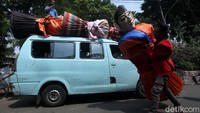 Para pengamen ondel-ondel ini kebanyakan memilih untuk berkeliling kawasan di luar Jakarta seperti Bogor, Depok, Tangerang hingga Bekasi.