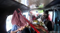 Dengan menggunakan angkutan umum para pengamen ondel-ondel tersebut mengangkut ondel-ondel di bagian atas mobil sebelum nantinya dibawa berkeliling daerah-daerah penyangga Ibu Kota tersebut.