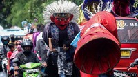 Dalam sehari para pengamen ondel-ondel ini dapat mengantongi Rp 100 ribu  per orang. Sedangkan untuk menyewa ondel-ondel para pengamen ini dipatok dengan harga Rp 50 ribu per hari.