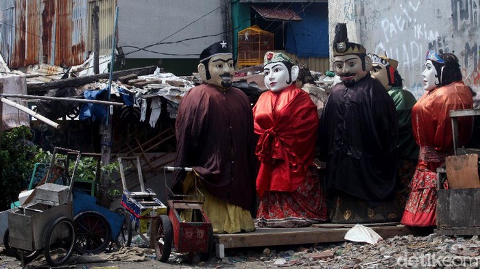 Potret Pengamen Ondel-ondel Berjuang Menaklukan Kerasnya Ibu Kota Kehadiran pengamen ondel-ondel jadi fenomena sendiri di Ibu Kota. Ondel-ondel kerap dimanfaatkan sebagai media untuk mencari rezeki sejumlah warga di Jakarta.